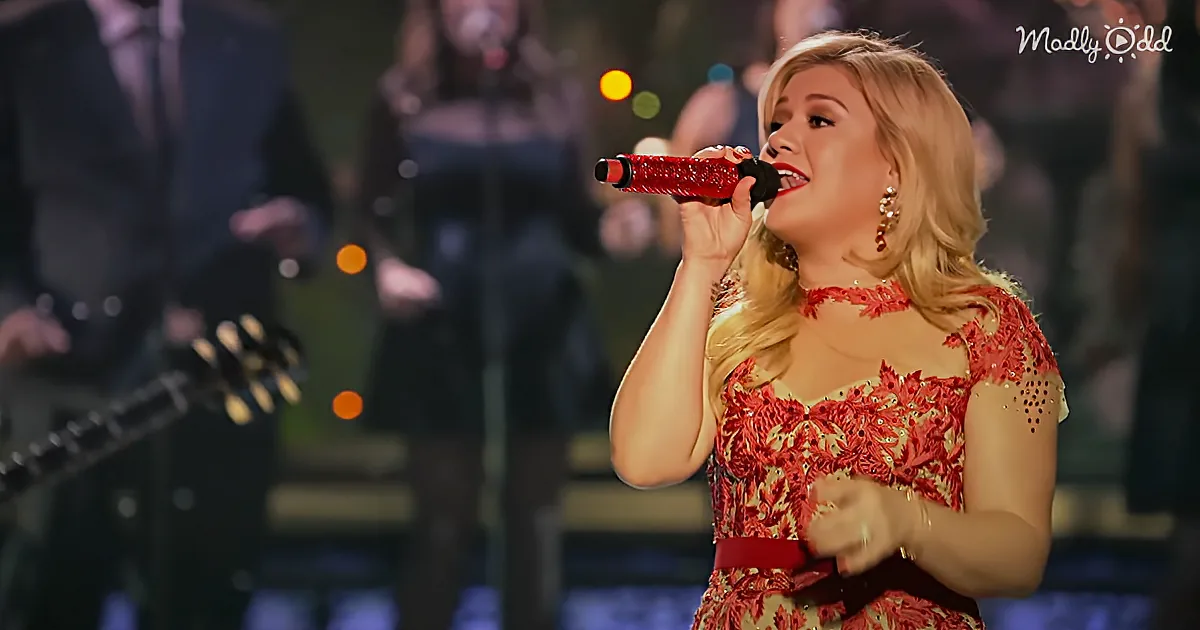 Kelly Clarkson Reinvents a Classic Carol With This Electric on-Stage Show