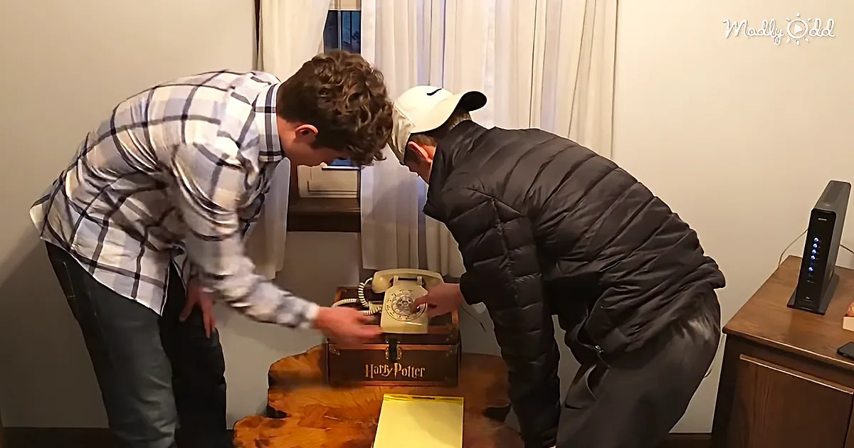Can These Two Teenagers Figure Out How To Dial A Rotary Phone?