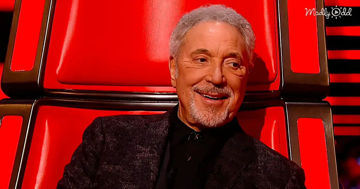 Tom Jones Treats Fans With Spontaneous Performance of 'It's Not Unusual'