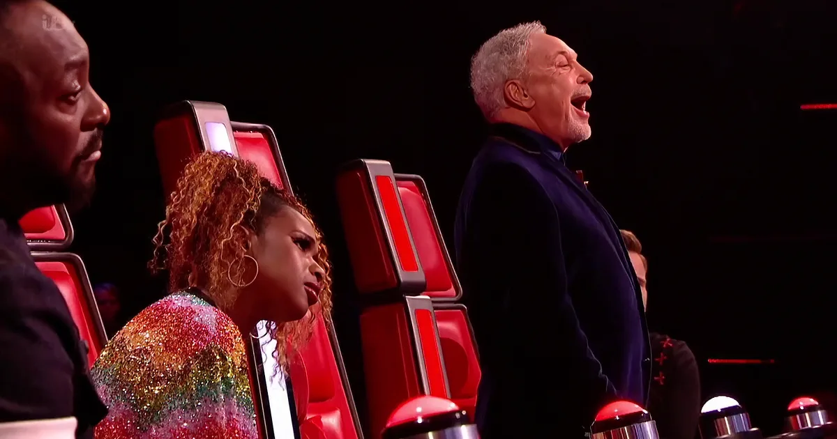 '70s Classic by Sir Tom Jones and Peter Donegan Blows Audience Away