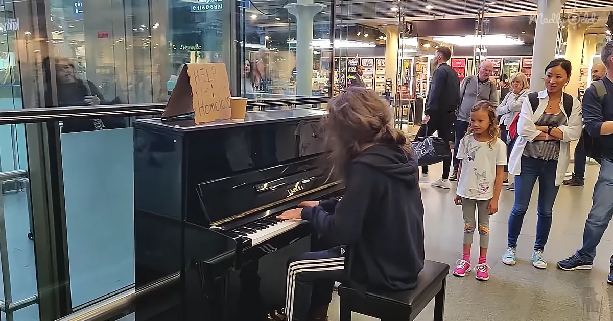 Homeless Man Plays the Piano Like a Professional