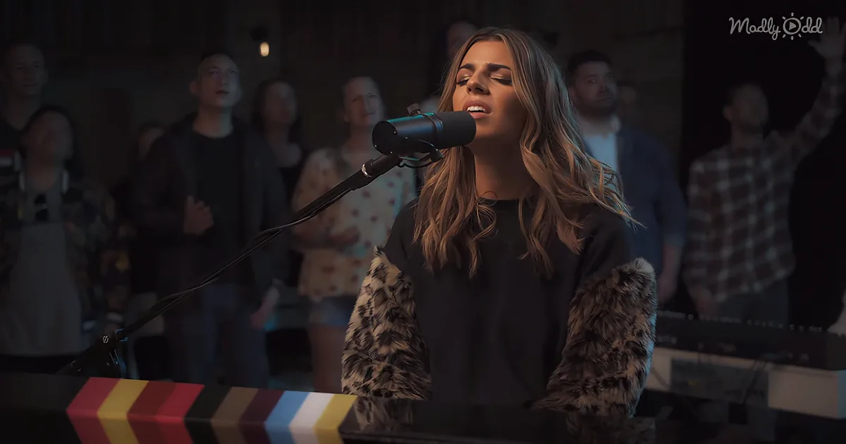 Hillsong Worship Performs Chilling Acoustic Rendition of 'Awake My Soul'