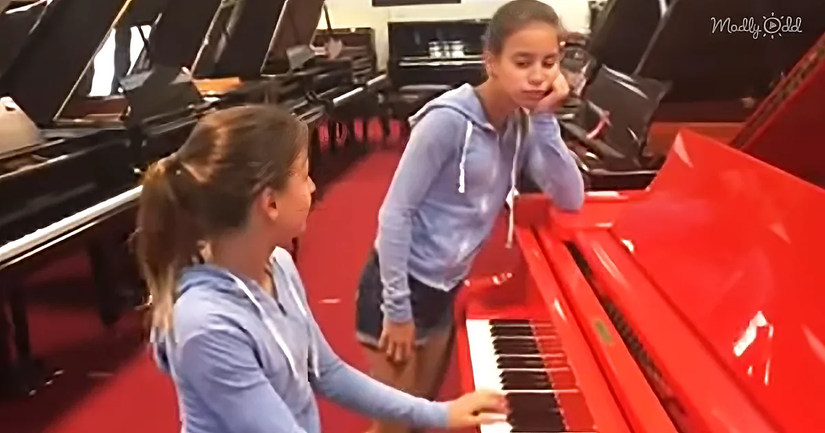 Twin Sisters Take Over Piano Store With Boogie-Woogie Performance