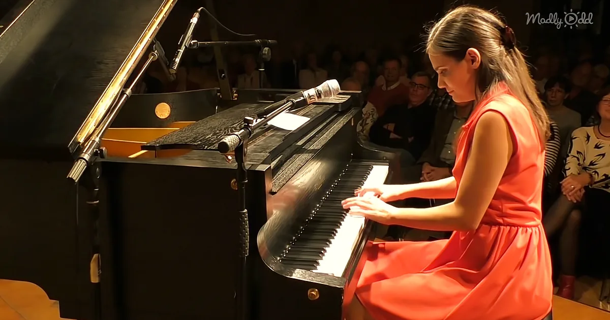 Phenomenally Talented Young Woman Plays Upbeat 'Boogie Woogie' on Piano