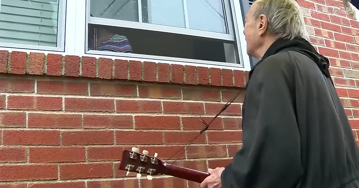 Loving Man Sings 'You Are My Sunshine' Through Window to Girlfriend in Assisted Living