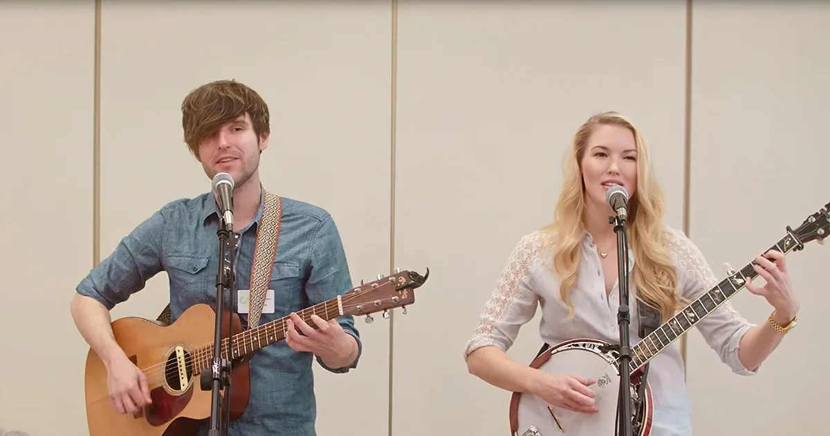 Country Music Legend Glen Campbell's Children Sing 'Gentle on My Mind'