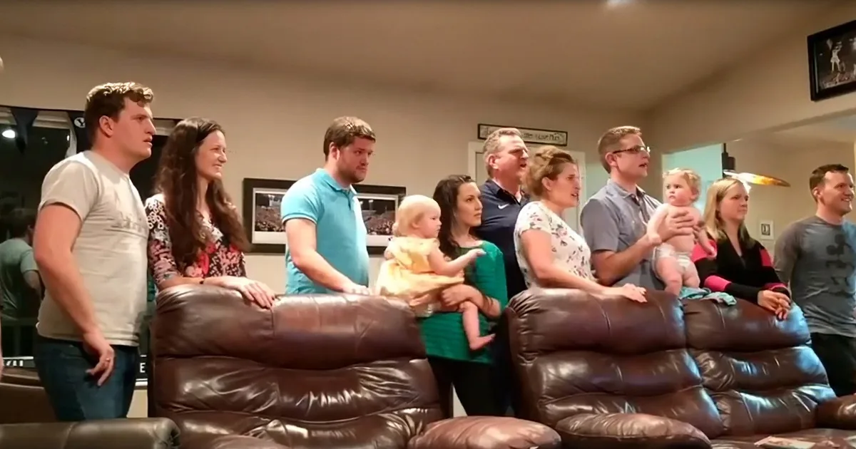 10 Gifted Family Members Sing Breathtaking Rendition of Les Miserable From Living Room