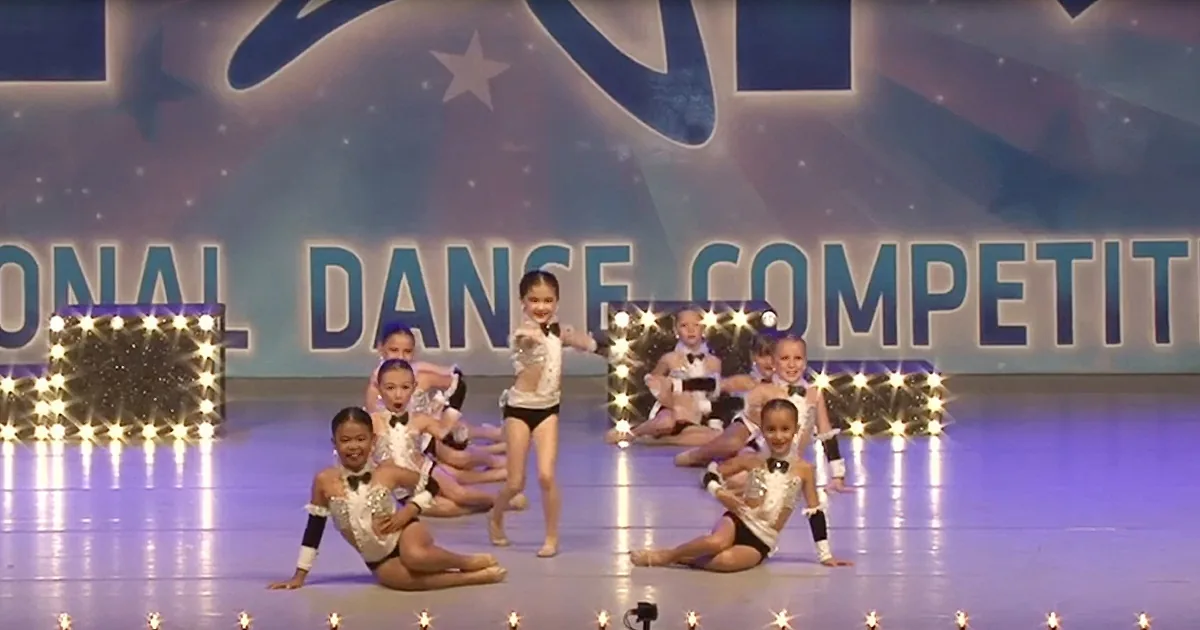 Adorable Dancers Dazzle Crowd With Flawless Routine to New York, New York