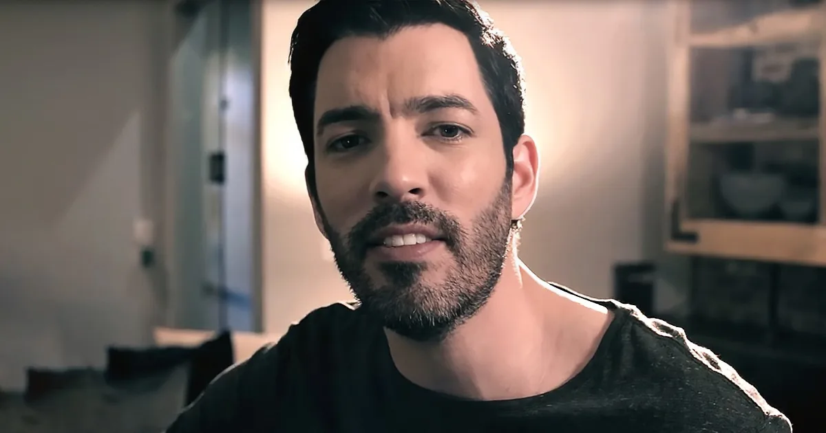 Who Knew This Realtor Had Singing Chops...That''s One Lucky Lady