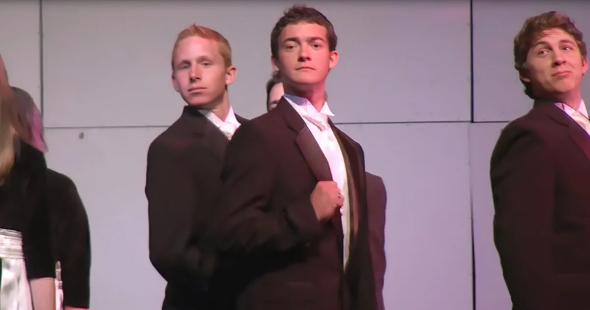 Hilarious Singers Have a Sneaky Trick for Winning Over the Audience