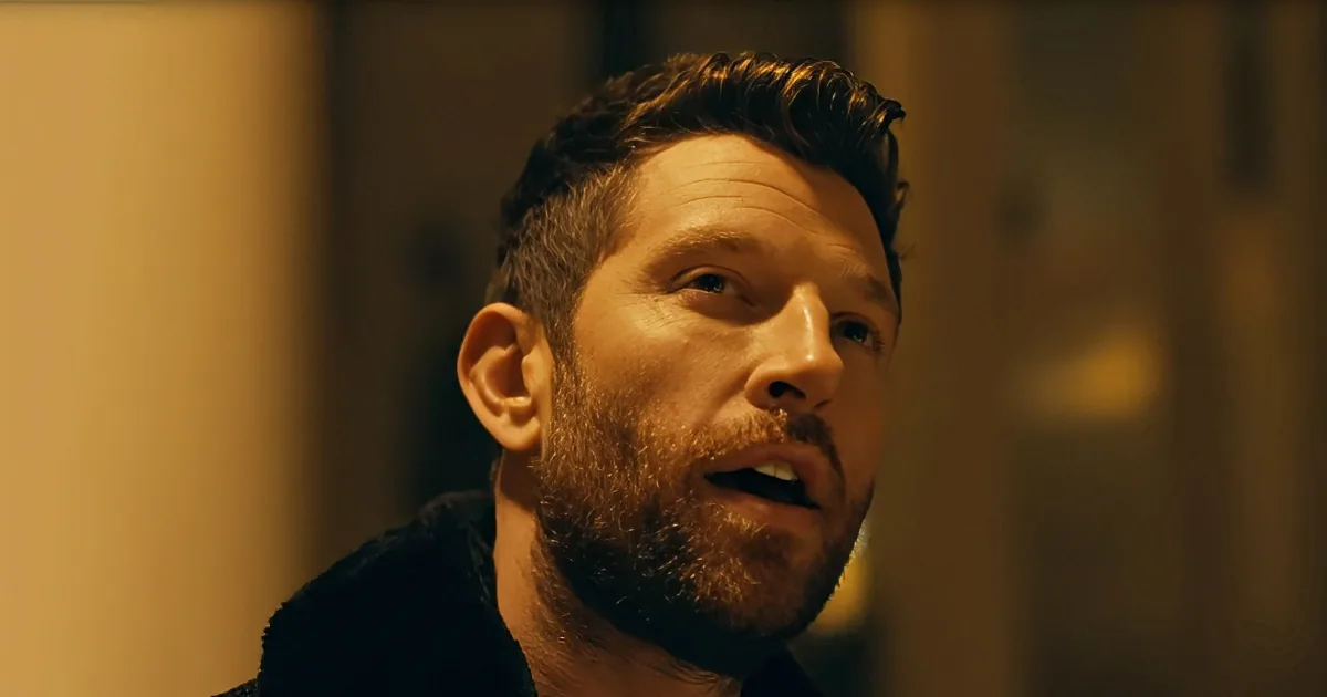 Christmas Came Early! Brett Eldredge Takes the Chill off With His Warm Tone