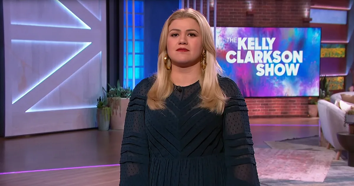 Country Legend's Heart-Warming Tale Has Kelly Clarkson Teary-Eyed