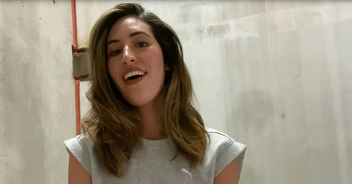 Woman Sings Hauntingly Beautiful Titanic Theme Song in Stairwell
