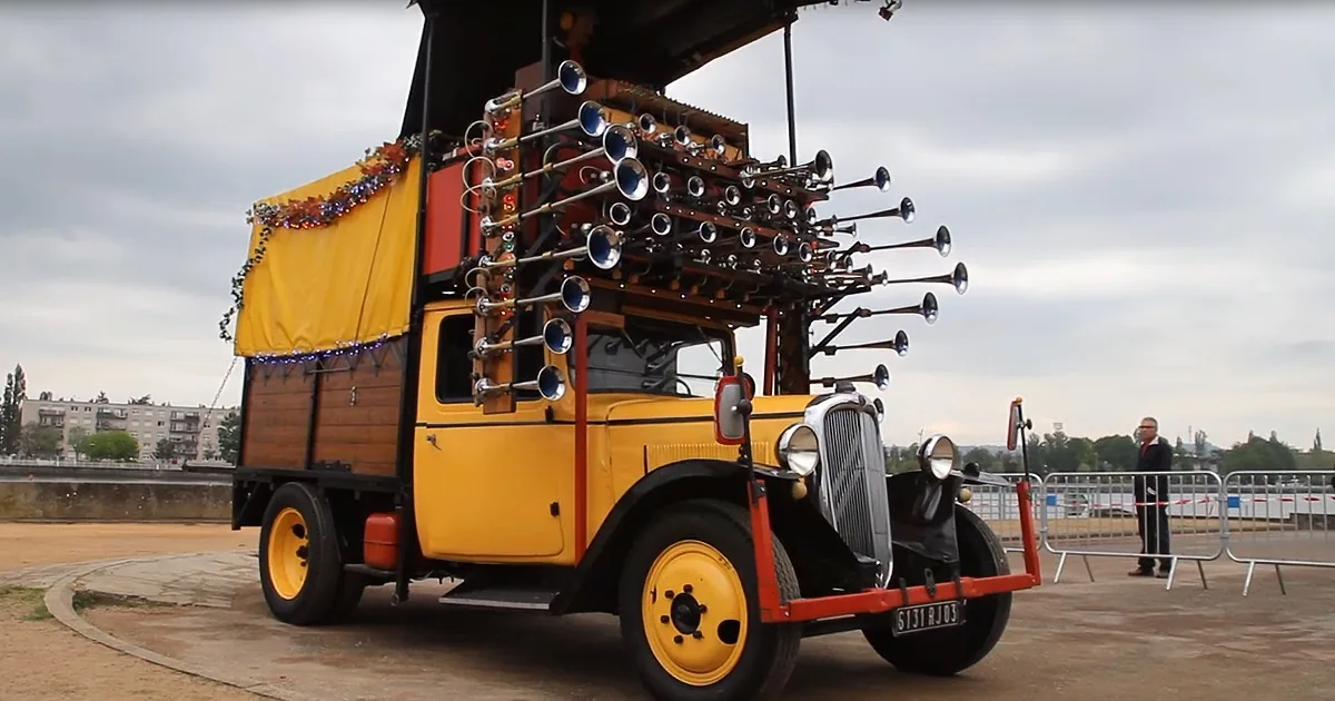 Vintage Truck Transformed Into Calliope Using 42 Air Horns That Plays Fantastic Music