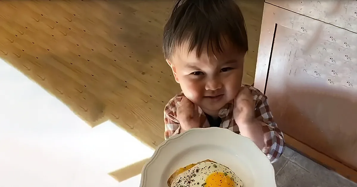 Adorable Little Boy Melts Hearts With His Politeness to Mom
