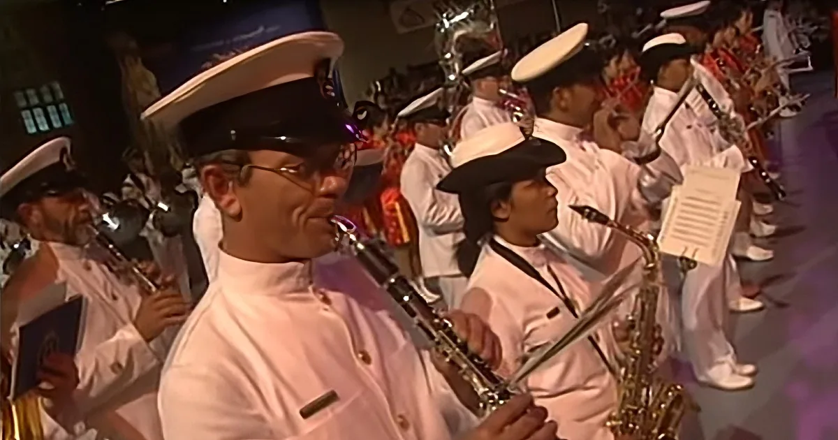 Band of Orchestras Stuns Stadium With Hypnotic Performance of 'Unchained Melody'