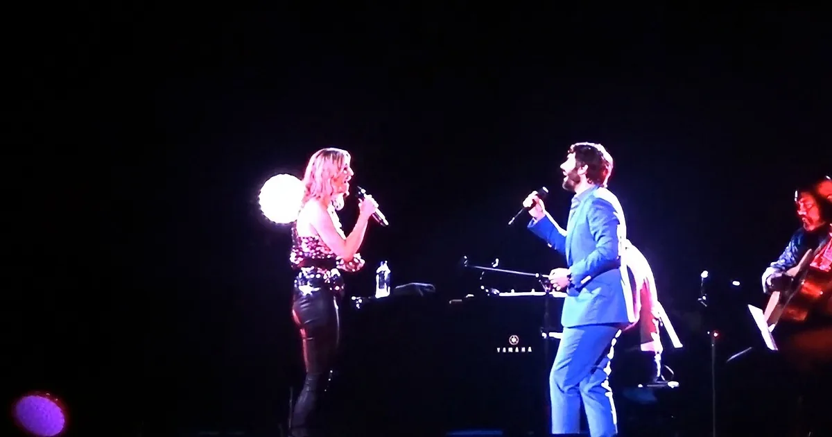 Josh Groban, Jennifer Nettles Create on-Stage Magic With 'Always on My Mind'