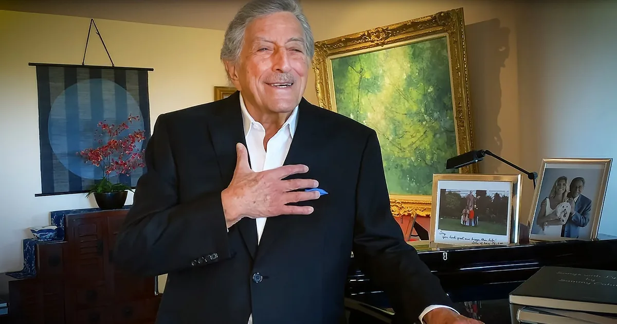 Legendary Tony Bennett Belts out 'Fly Me to the Moon' From Home at 93