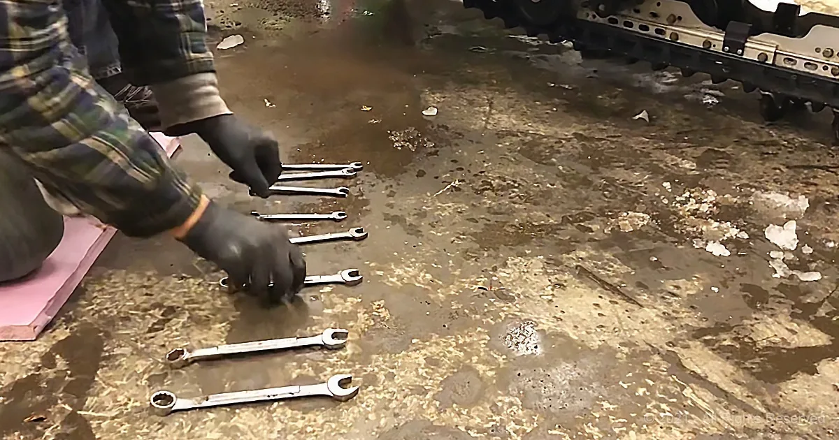 Using Just Eight Wrenches, This Minnesota Realtor Covers 'Jingle Bells' in His Garage