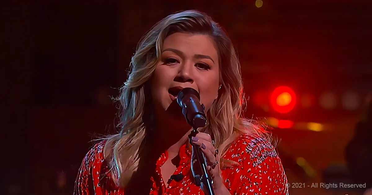 Kelly Clarkson Perfectly Sings Jason Aldean Hit ''You Make It Easy''