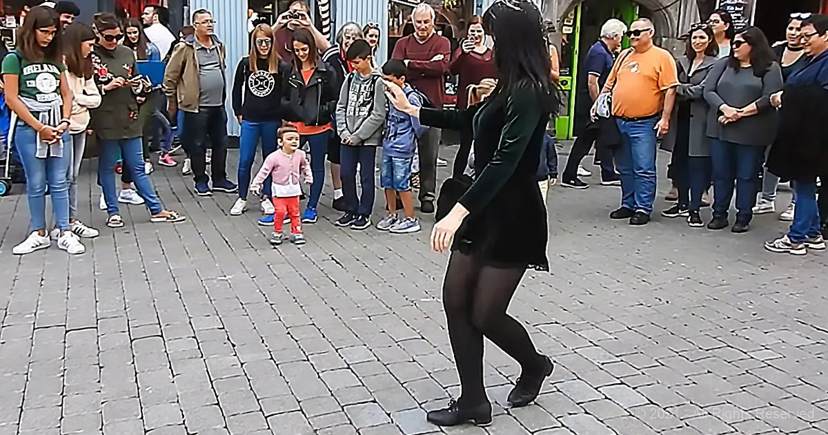 People Gather to Watch Irish Dancer - Then a Little Girl Suddenly Steps in and Steals the Show