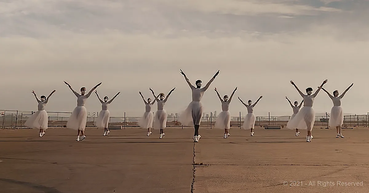 Using an Old Navy Base for a 'Stage', These Ballerinas Take the Internet by Storm