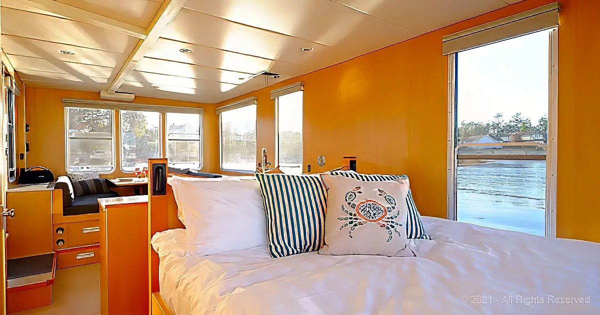 tiny house boat Bed
