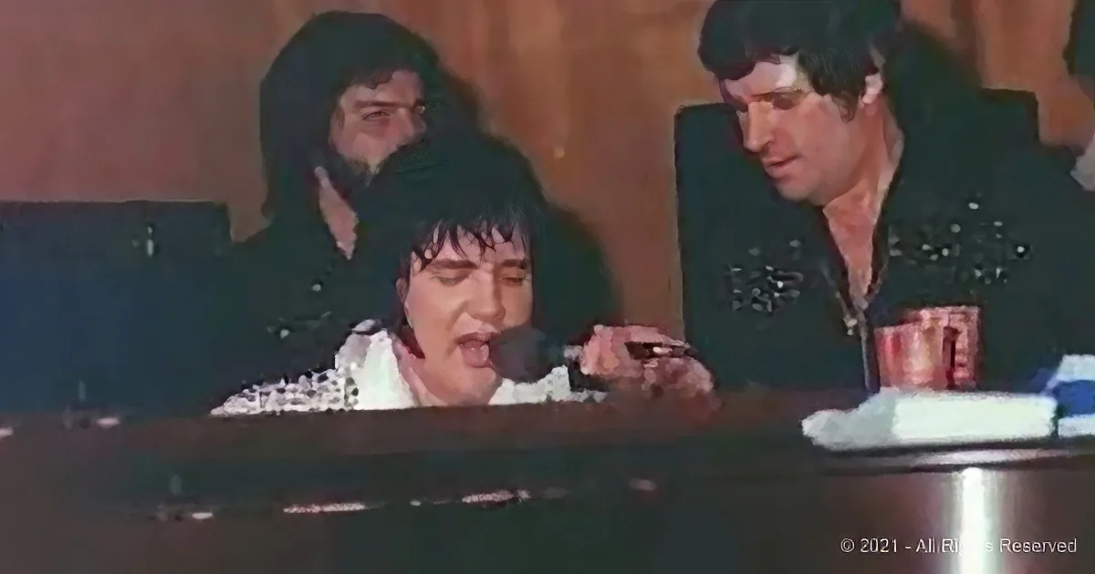 Elvis Suddenly Stops His Concert. Sits Down at the Piano, and Spontaneously Makes Music History