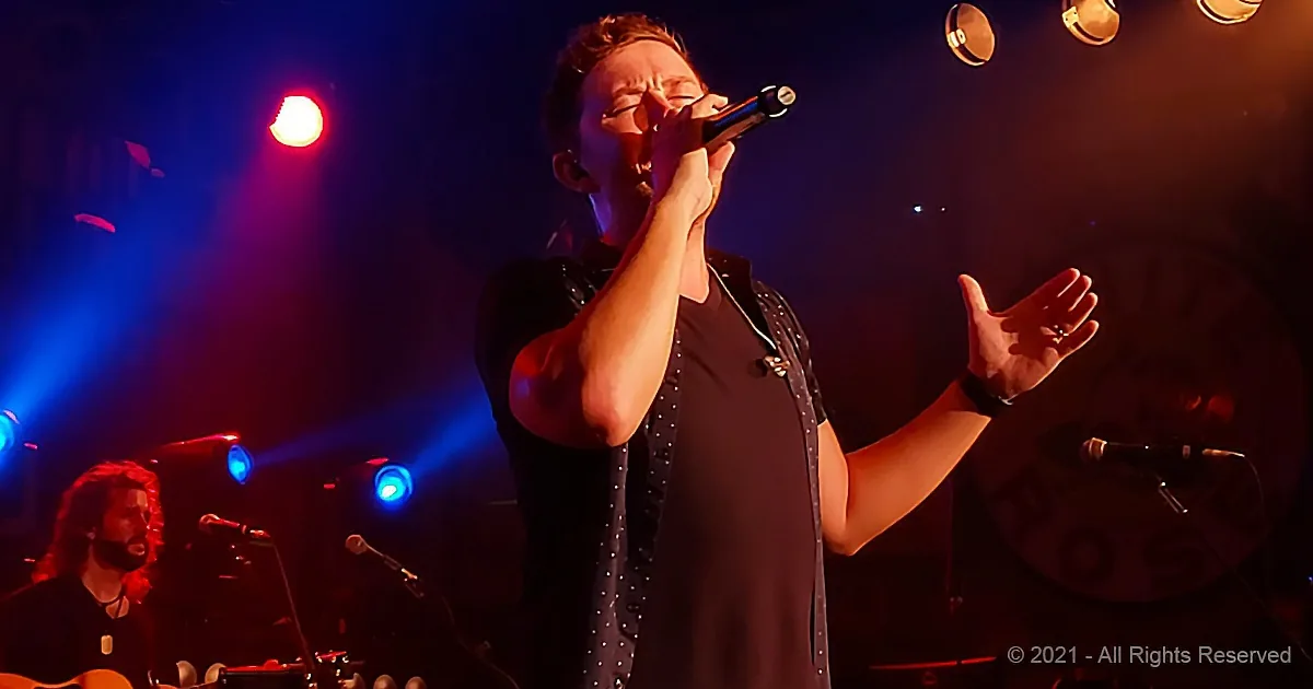 Scotty McCreery Channels the King - the Hips Don''t Lie!