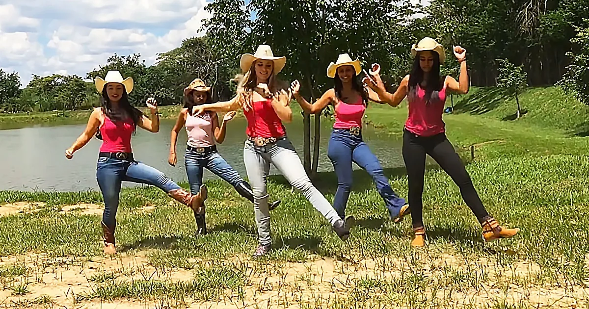 5 Cowgirls Wiggle and Shake to Alan Jackson's 'Chattahoochee'