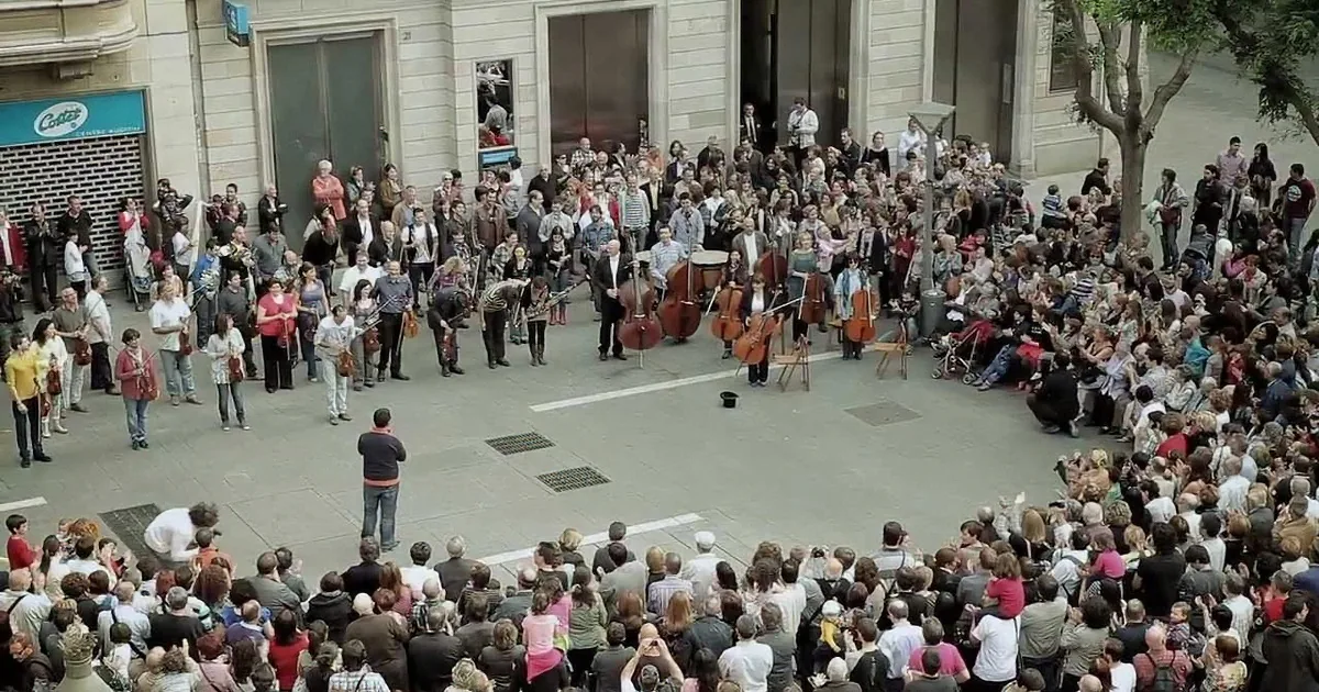 Little Girl Starts Chill-Inducing Flash Mob With 'Money Hat'