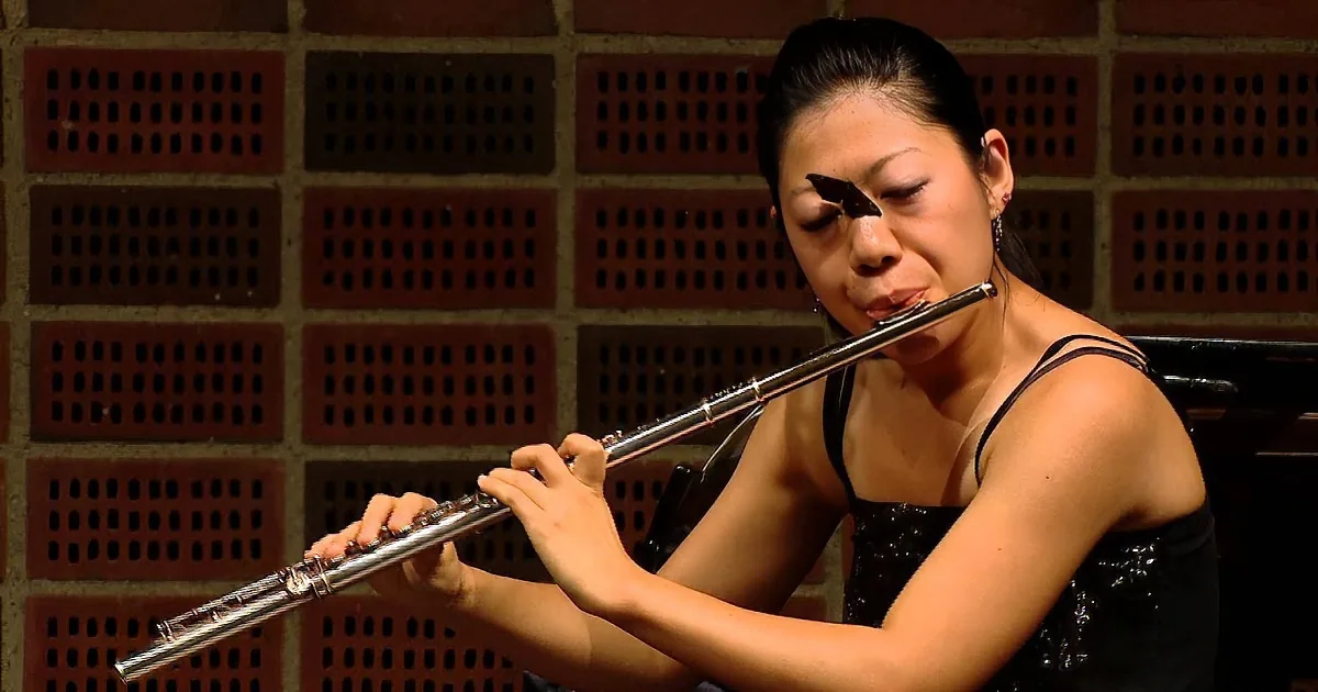 Masterful Flutist Unfazed When a Butterfly Lands on Her Face