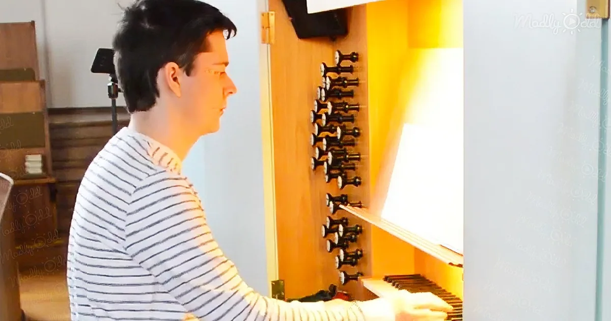 Musician shows that Church Organ can also play popular songs