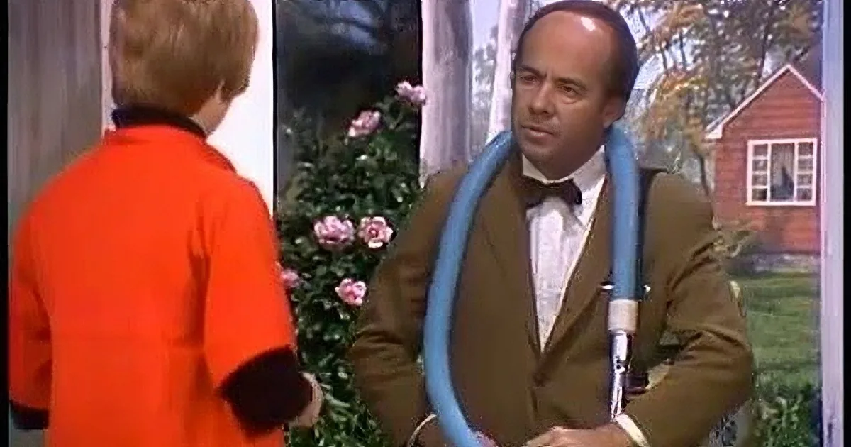 Hilarious Vacuum Salesman Sketch From the Carol Burnett Show