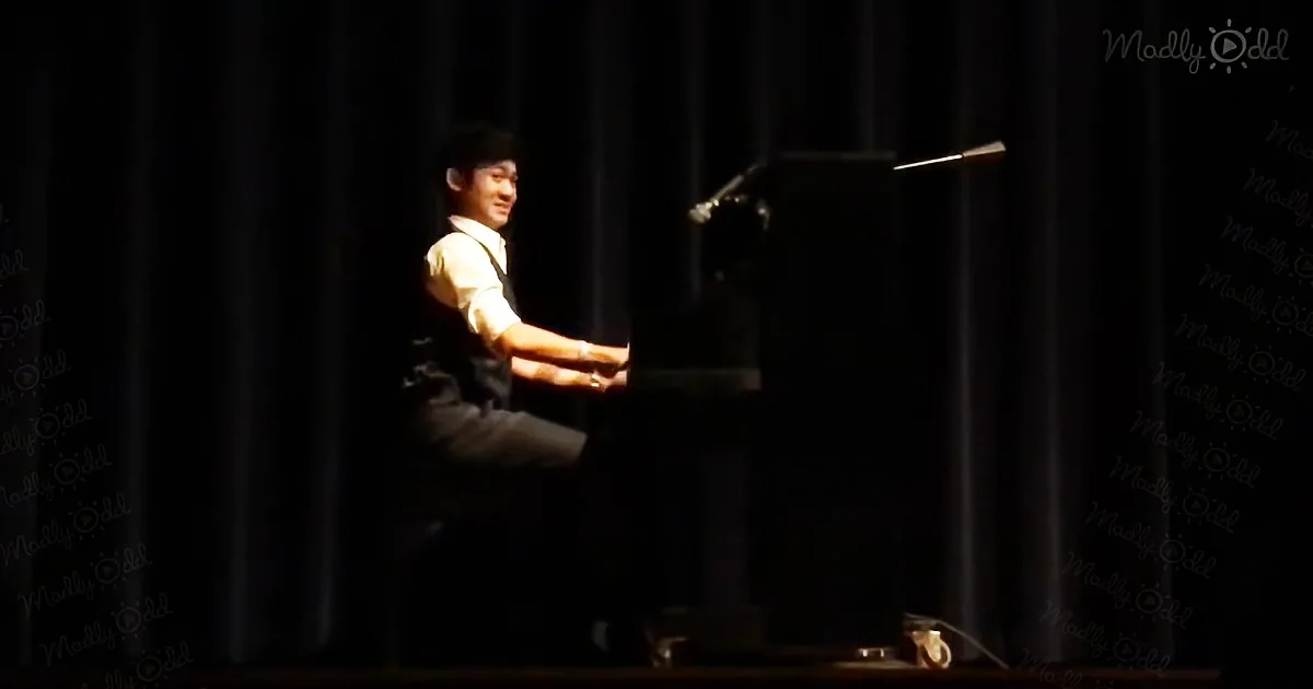 Piano medley has crowd in stitches with phone’s help