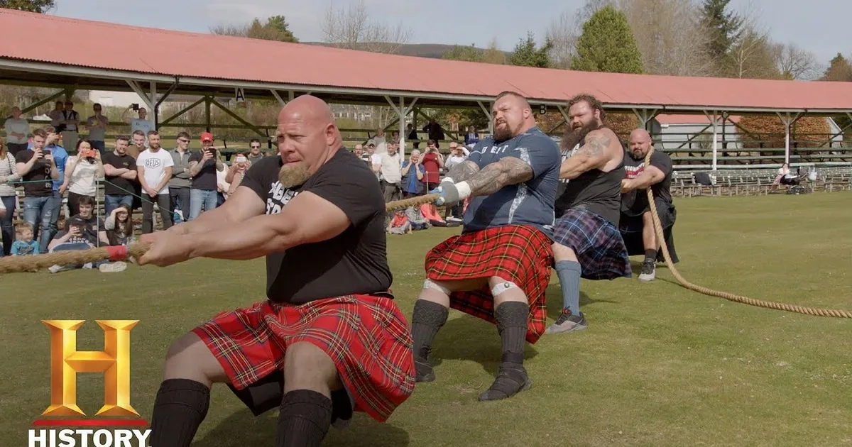 8 Athletic Strongmen Face 4 Scotsmen in a Battle of Tug-of-War