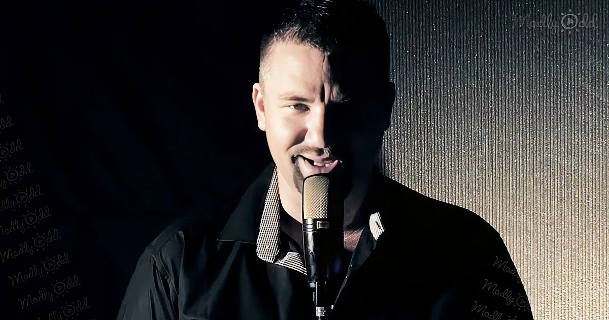 2 musicians sing ‘The Sound of Silence’