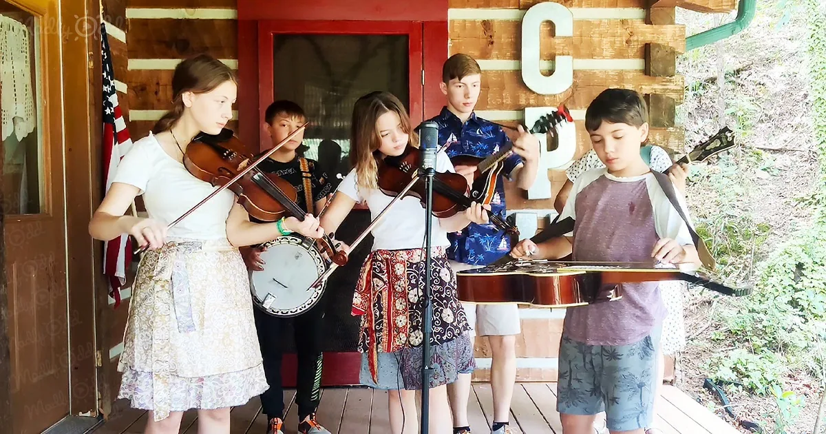 Cotton Pickin Kids' national anthem rendition
