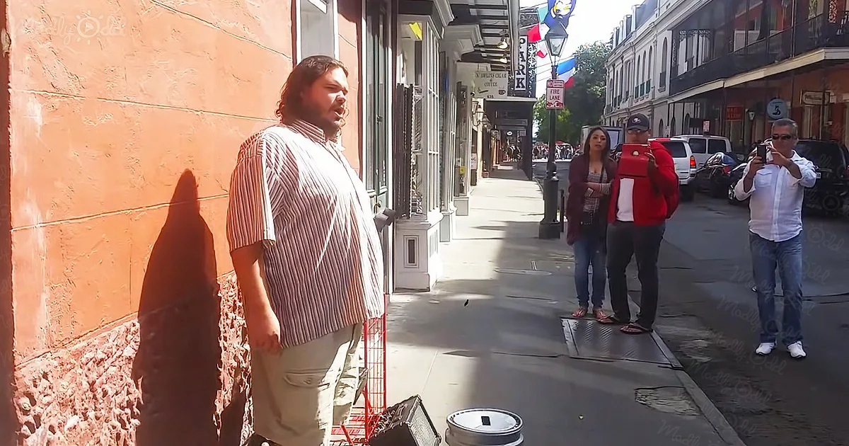Talented busker sings Con Te Partiro