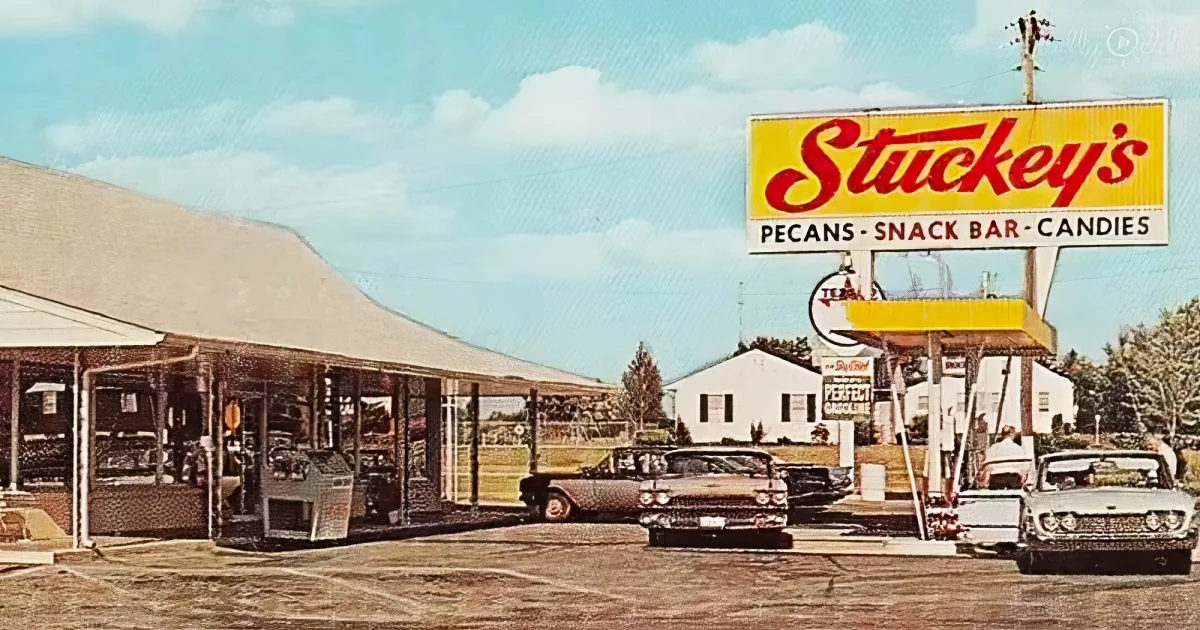 A vintage gas station with Stuckey's sign, Texaco logo, and classic cars.