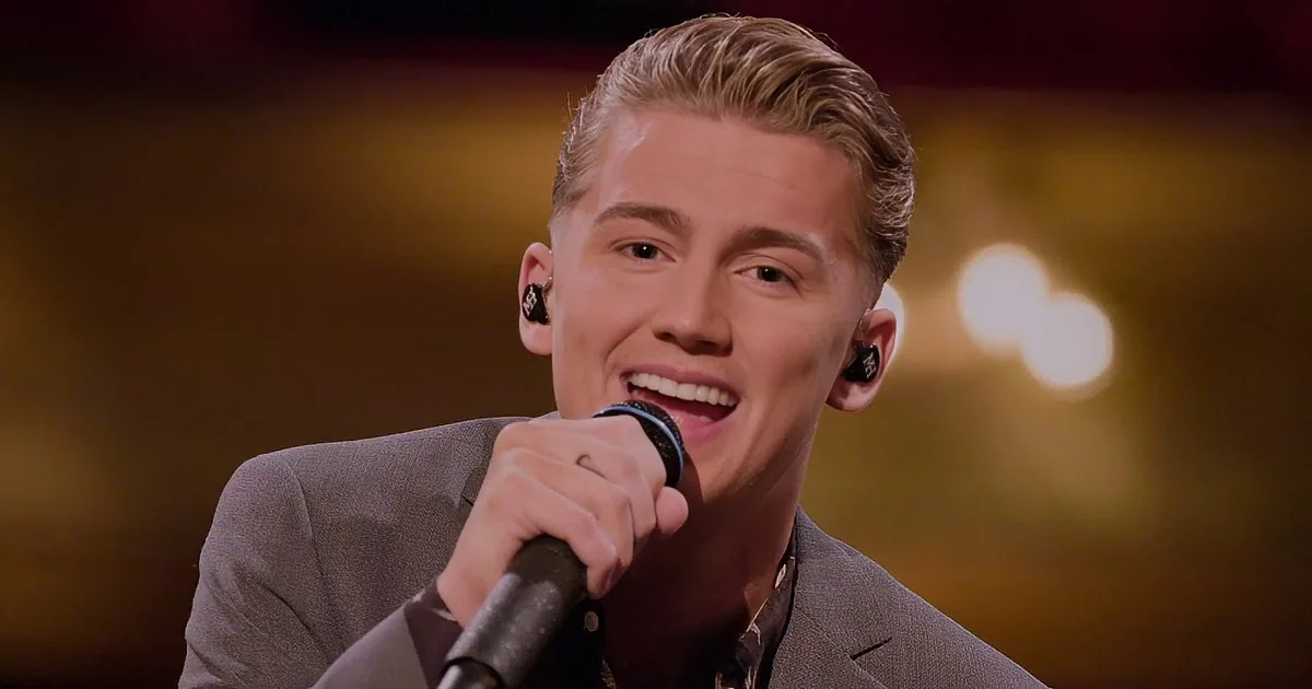 Handsome ''Voice'' Star Sings ''She Believes in Me'' Faithful to Kenny Rogers