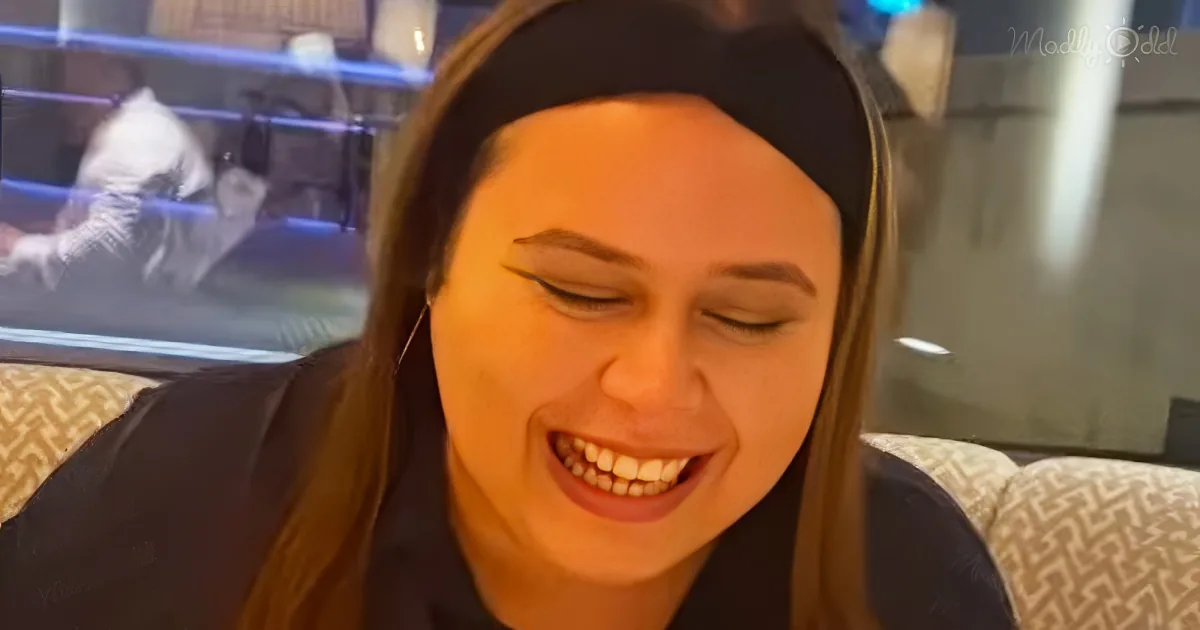 Restaurant surprises blind singer with birthday cake