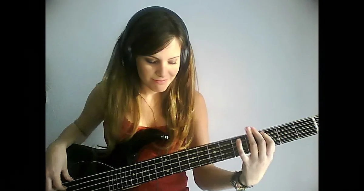 Woman Stuns With Her Bass Cover of ''Red Hot Chili Peppers'' Hit