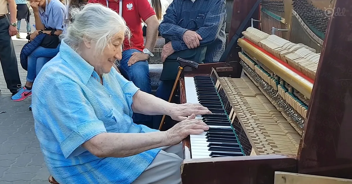 Age-Defying Woman Sits Down to Play Street Piano and Shocks Crowd With Her Fingers