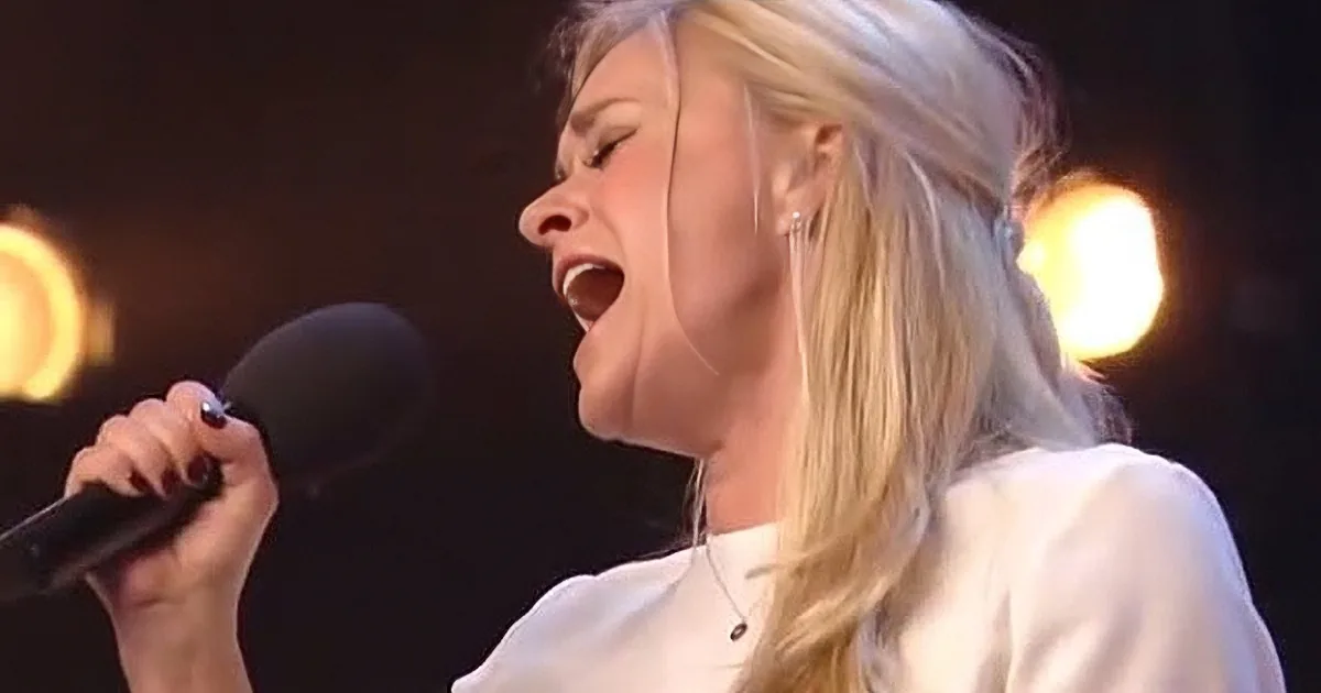 Young Mom Holds Everyone in Perfect Silence When She Performs