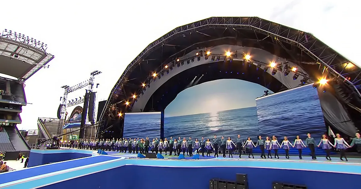 Hair-Raising Moment 500+ Irish Dancers Join Riverdance Crew for Live Music Spectacle