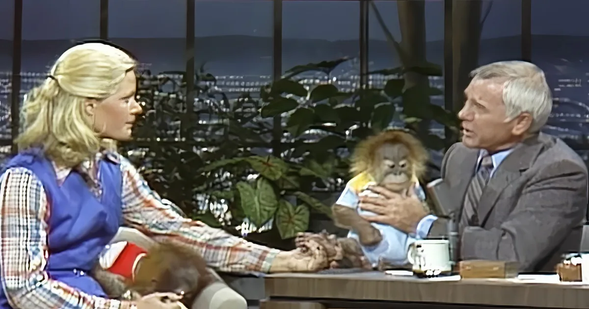  Johnny Carson’s awkward reaction with baby gorilla