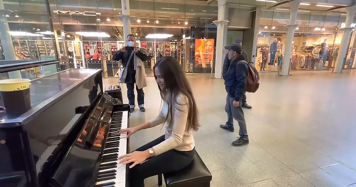 Boogie-Woogie Queen Gives Rocking Improvised Performance on Public Piano
