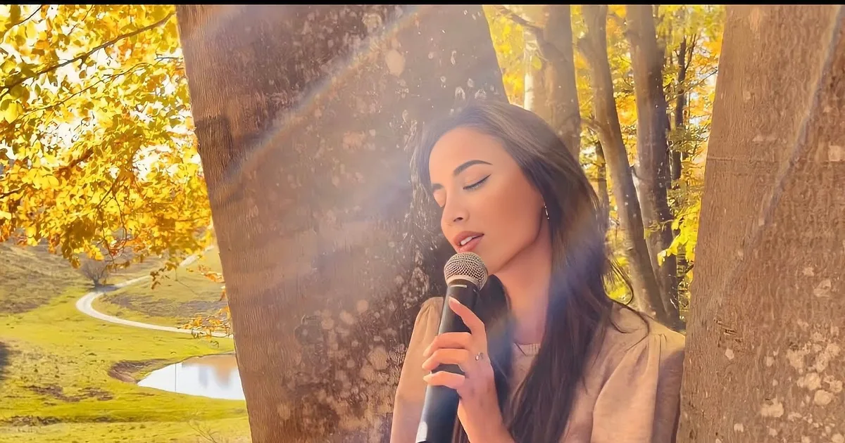 Woman Sings Adele''s ''Easy on Me'' in Breathtaking Outdoor Performance