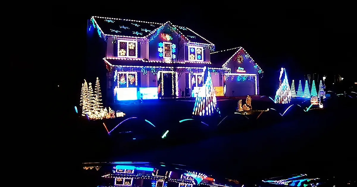 ''''Deck the Halls'' Gets New Meaning as Engineer Turns Home Into Christmas Light Show''